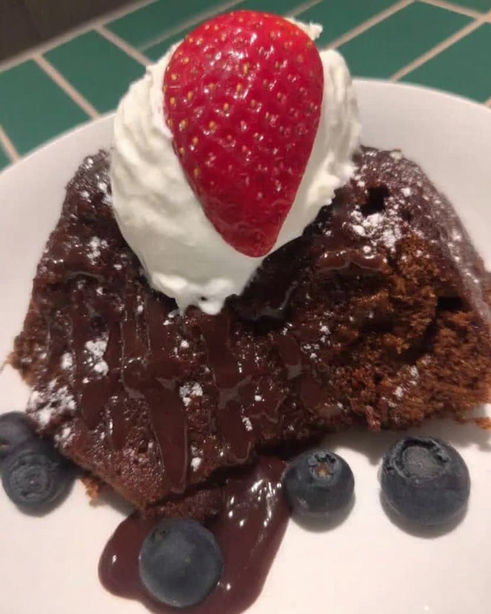 Nutella Cake 14 finished nutella cake topped with kinder bueno and hazelnut drip