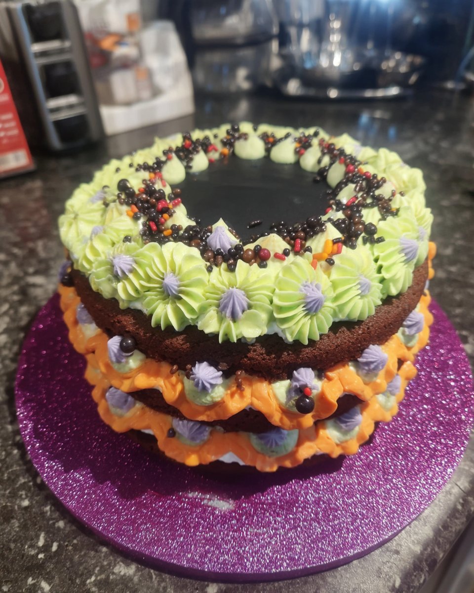 Perfect buttercream consistency for intricate piping on a spatula