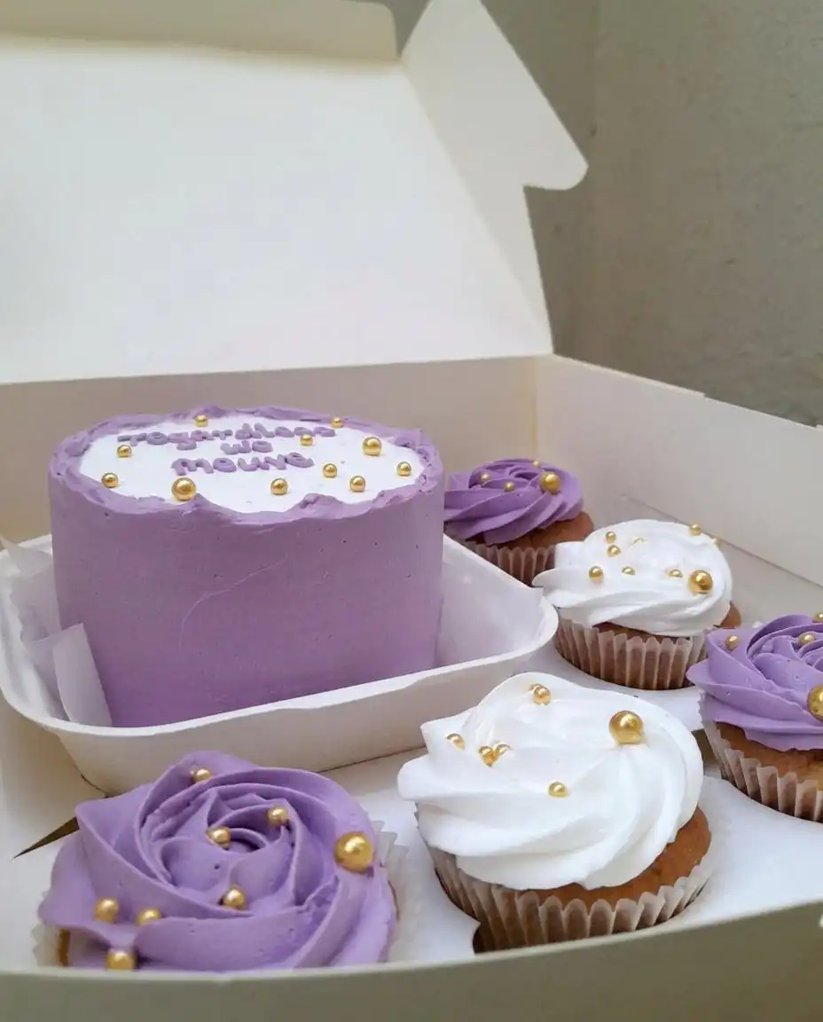 Cake Bento 10 A beautiful miniature bento cake decorated with pastel frosting in a small box.