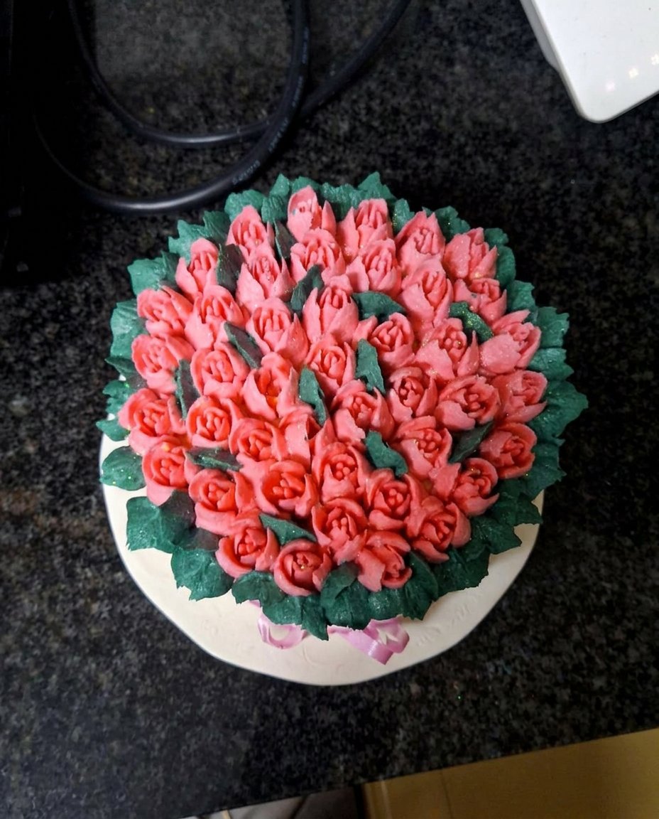 Tulip Cake 12 Bowls of tinted icing and various stainless steel decorating tips