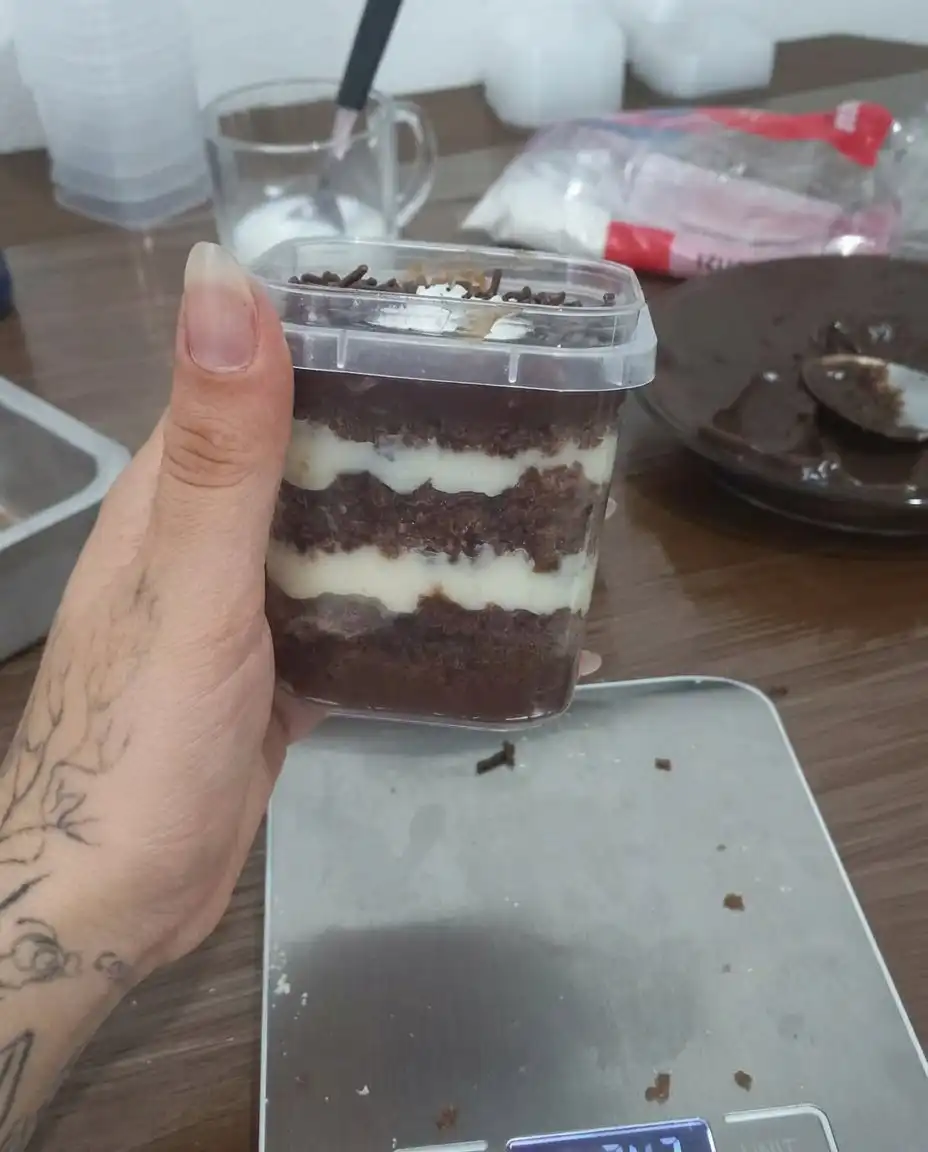 Jar cakes served with wooden spoons and rustic twine